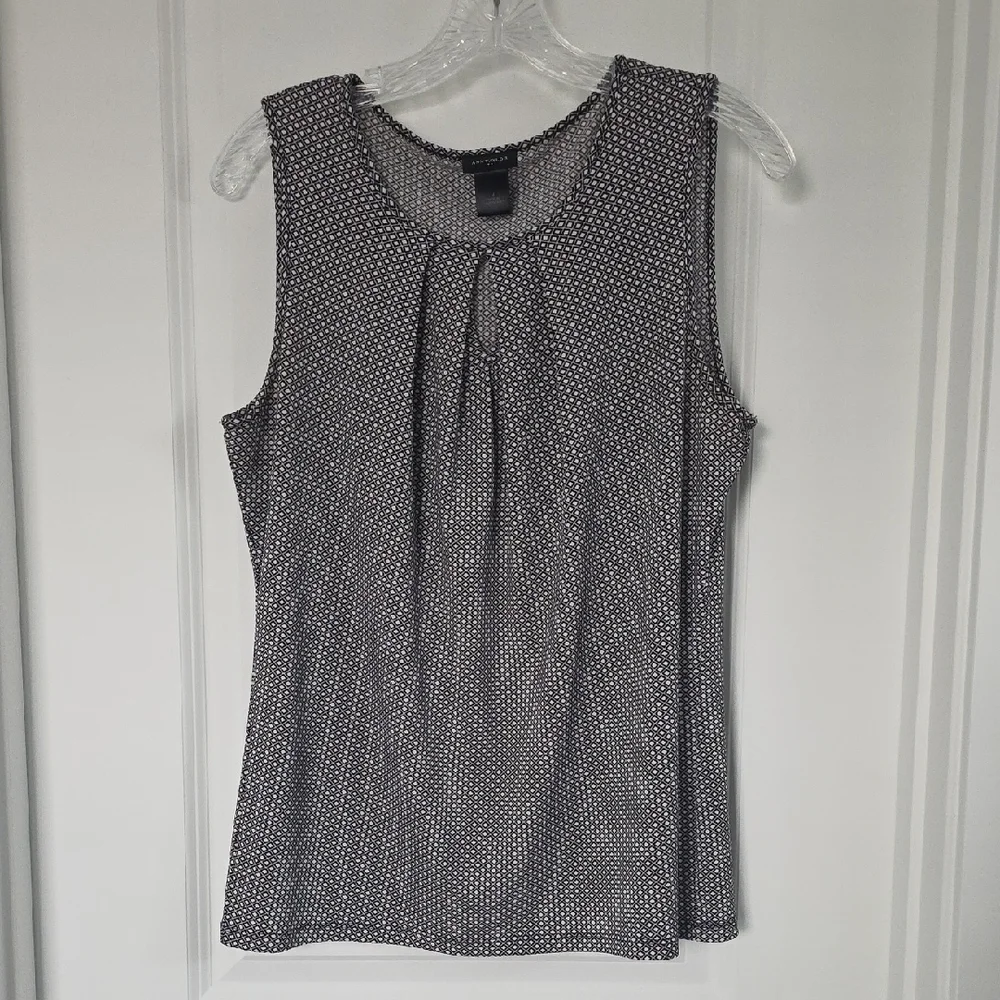 Ann Taylor Black and White Patterned Sleeveless Blouse - Picture 1 of 4